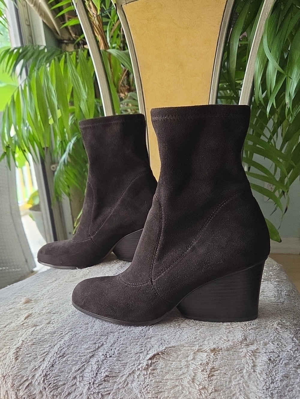 Donald J. Pliner Dark Brown Suede Ankle Boots with Block Heel ❤️